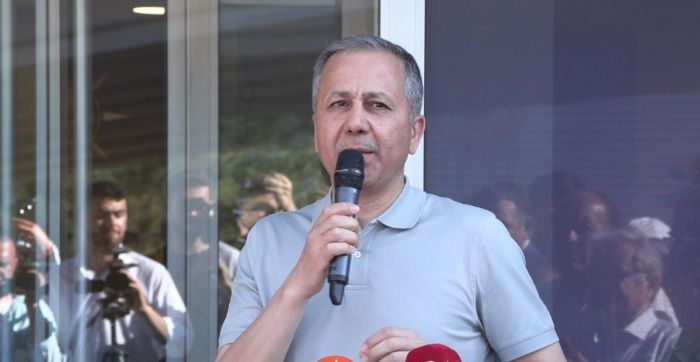 Bakan Yerlikaya, AK Parti Konya l Bakanlnda partililerle bulutu