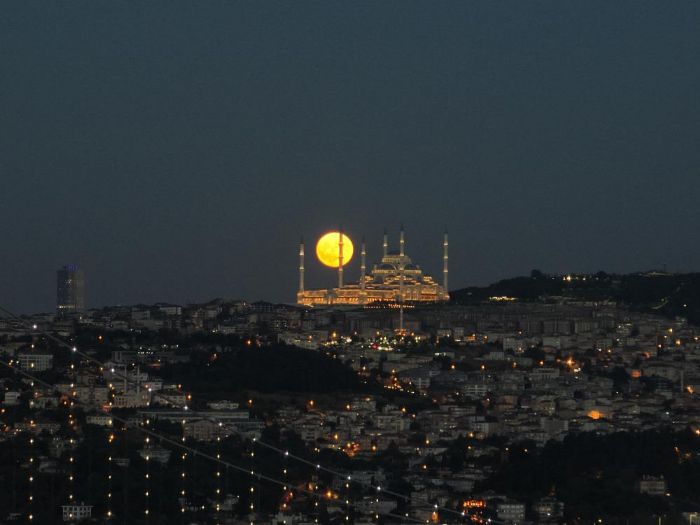 stanbul'da muhteem dolunay manzaras