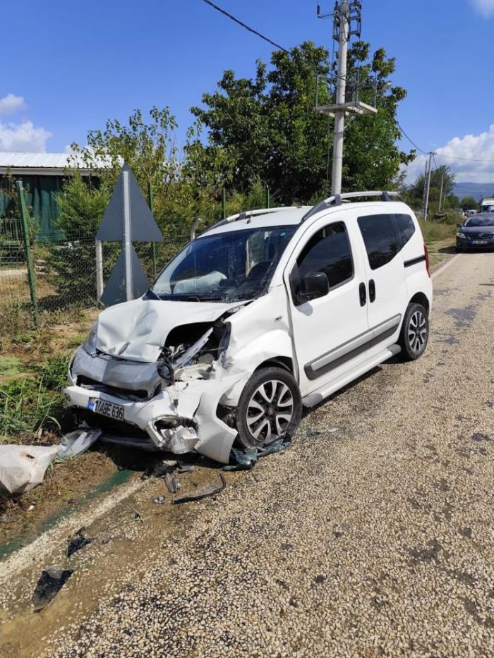 Bursa'da iki otomobil kafa kafaya arpt