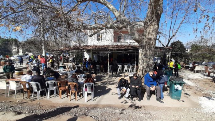 Narlkuyu Boyuninceli yrklerinden aevinde depremzedelere cretsiz yemek  