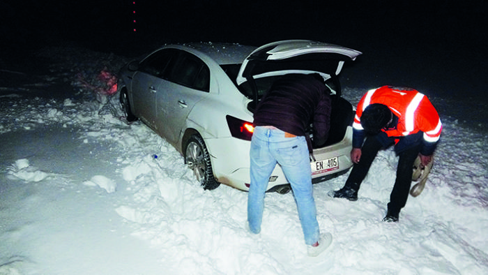 Erdemlide arac kara saplanan vatanda 3 saatte kurtarld