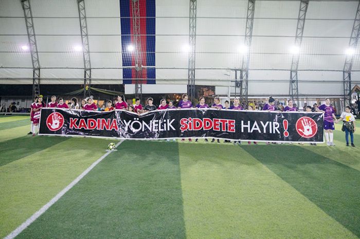 Kadnlar futboldan anlamaz algsn yenmek iin sahaya ktlar