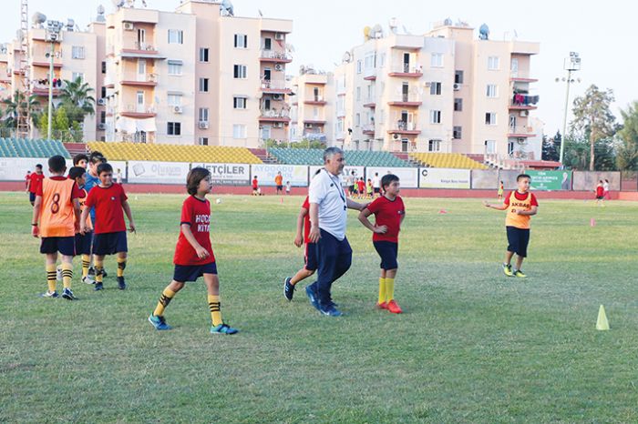 Antrenr muhtar Aziz Filiz, mahalledeki ocuklara cretsiz futbol kursu veriyor