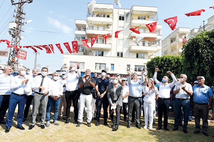 Tarsusta barn simgesi beyaz gvercinler gkyzne salnd