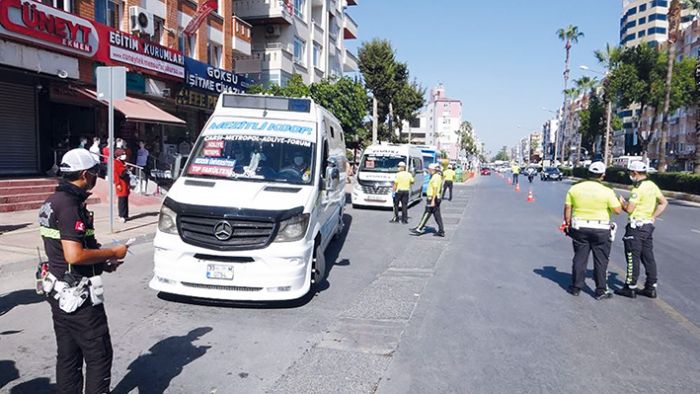 Mersin’de koronavirse kar toplu tama arac kontrol edildi