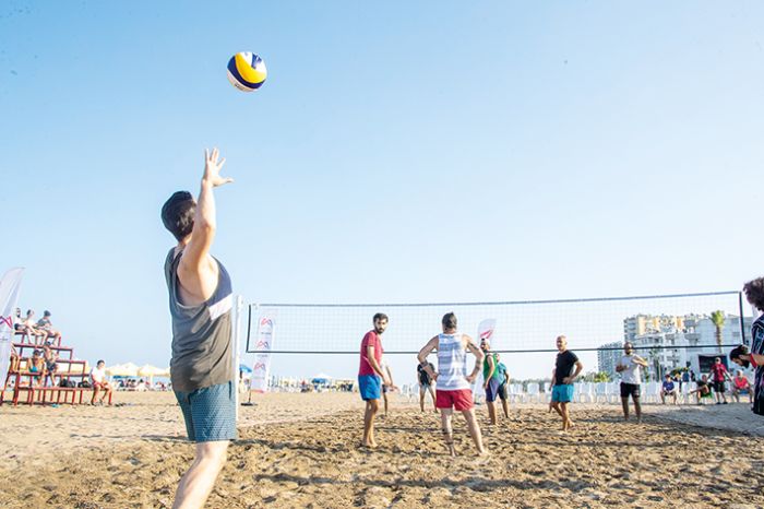 Mersin plajlar voleybol turnuvalaryla hareketleniyor