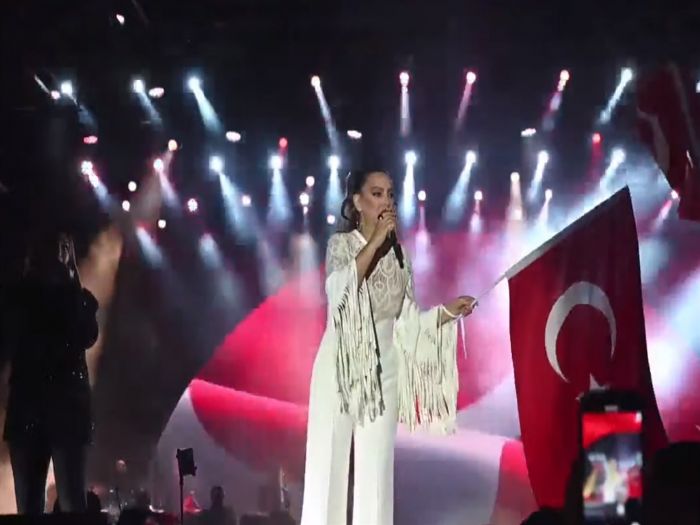 Ankara'da Cumhuriyet Bayram etkinliinde Ebru Gnde konser verdi