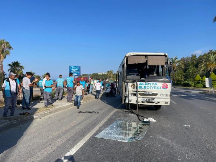 Antalya'da belediye ve otel personelini tayan aralar arpt