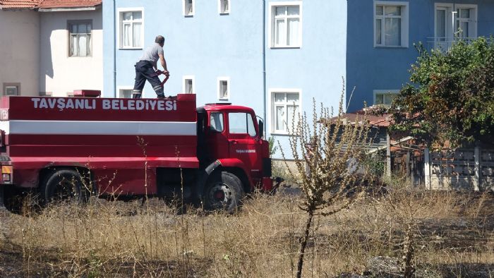 Tavanl'da ot yangn evlere ulamadan sndrld   