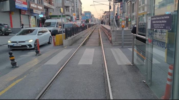 Sultangazi'de raylara den ocuk tramvayn altnda kald