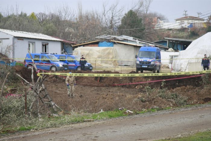 Jandarma dedektrle cinayetin ilendii su aletini aryor  