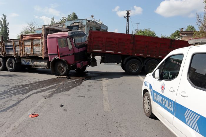 Freni patlayan kamyonet 3 arac biti, dorseyi kanala srkledi: 1 yaral