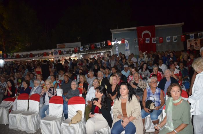 Cumhuriyet Bayram'nn 100. Yln Atatrk'n sevdii arklar ve vals gsterimiyle kutland