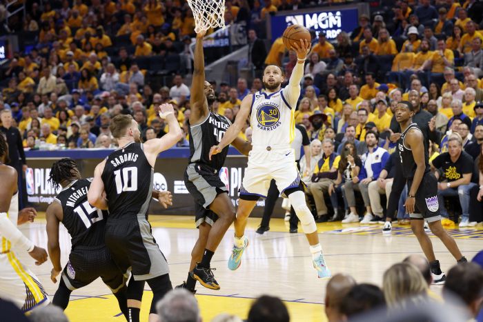 Golden State, Sacramentoyu yenerek seride durumu 2-2 yapt