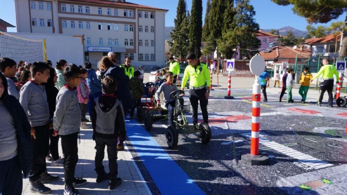 Trafik parknda hem rendiler hem elendiler