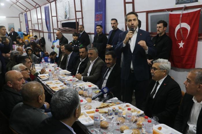 Bakan Bayraktar depremzede vatandalar ile iftarda bulutu