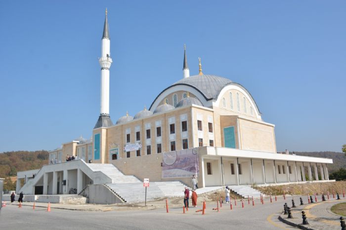 Dzce niversitesi lahiyat Fakltesi Uygulama Camii'nde lk Cuma Namaz Klnd