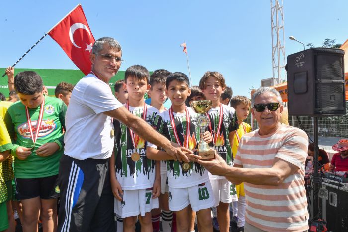 ocuk Futbol enliinde gelecein yldzlar boy gsterdi