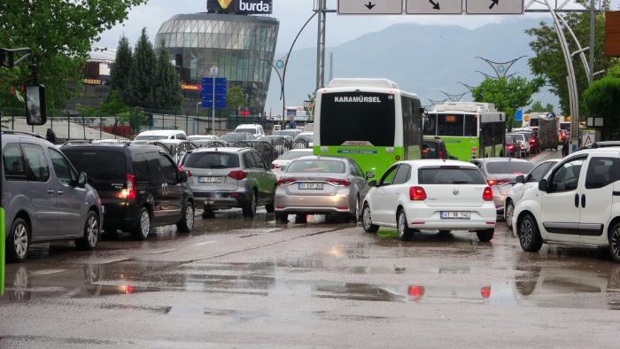 Kocaeli'de rzgar denizi tard, yamur trafii fel etti