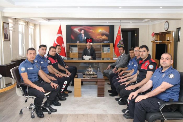 Ar l Emniyet Mdr par baarl polisleri tebrik edip hediye takdim etti