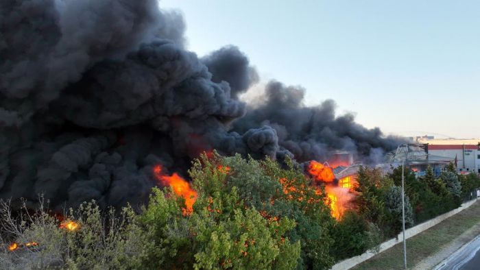 Tekirdada alev alev yanan fabrika havadan grntlendi