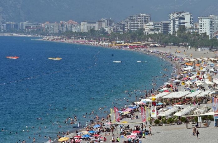 Antalya'da sahillerdeki younluk iki katna kt