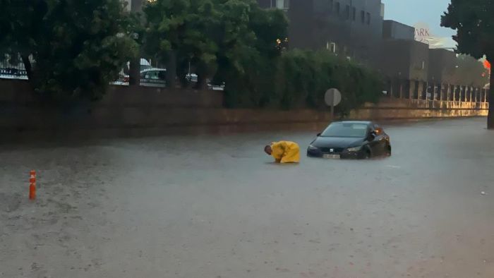 Yaz yamurunun vurduu Osmaniye'de aralar suya gmld