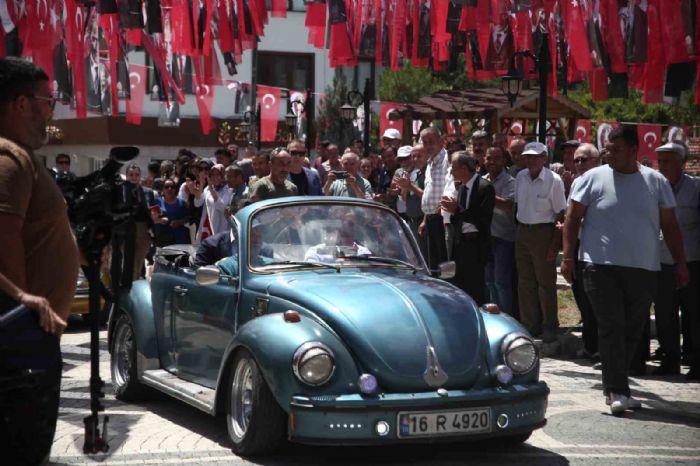 Cumhuriyet Halk Partisi Genel Bakan zgr zel ileye vosvos ile geldi.