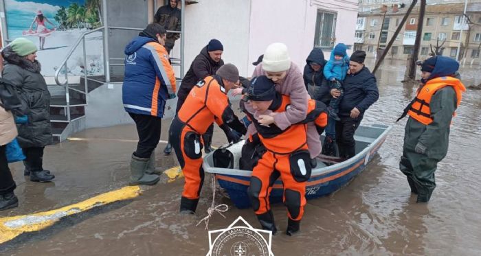 Kazakistanda sel: Binlerce kii helikopterle tahliye edildi