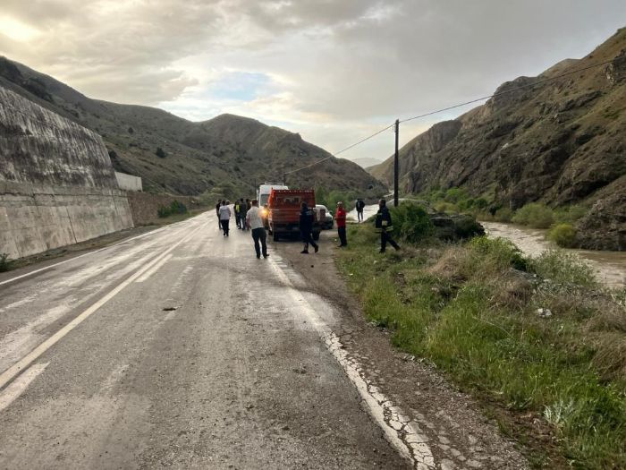 Erzincanda yoldan kan otomobil Frat Nehrine utu