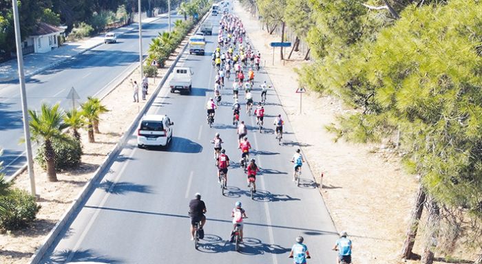 Bisiklet tutkunlar caretta carettalar iin pedal evirdi, sahili temizledi