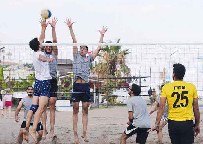 Mezitli Belediyesinden dolu dolu bir plaj voleybolu turnuvas