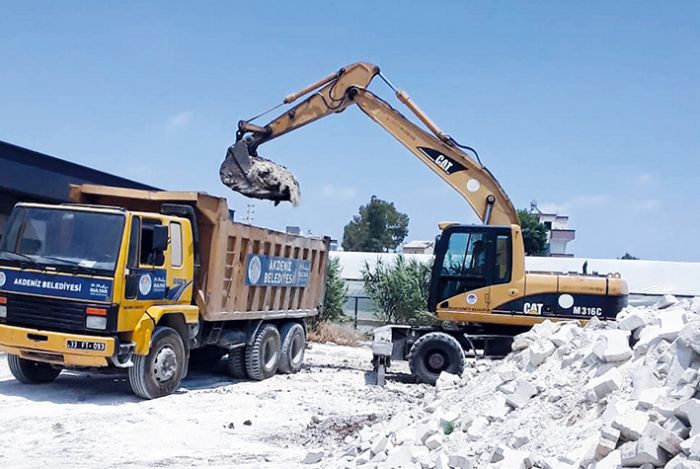 Akdenizde metruk binalar yklmaya devam ediyor