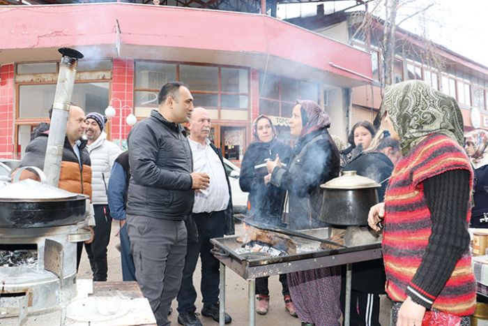 Ylmaz, Ayvagedii Mahallesinde vatandalarla bulutu