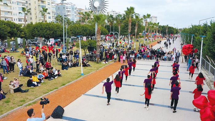 Mersin sahili karnaval havasna brnd