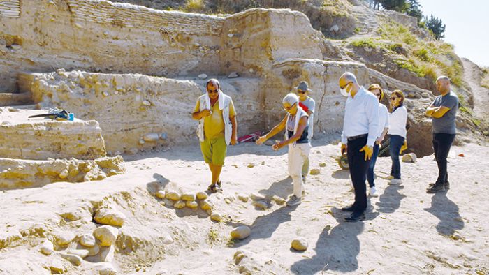 amsar, Yumuktepede devam eden kaz almalarn ziyaret etti