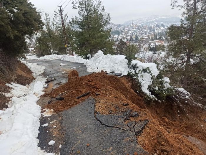 Mersin’de heyelan yolu kapatt