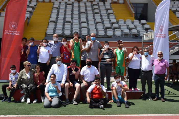 Genlik Haftas Atletizm 4x100 Bayrak Yarmalar tamamland