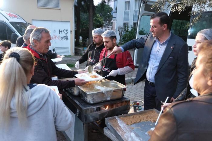 Efeler Belediye Bakan Aday Pehlivan, iftarn mahalle sakinleri ile birlikte at