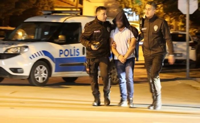 Ruhsatsz tabanca ile yakaland, kelepe taklnca glerek polis aracna gitti