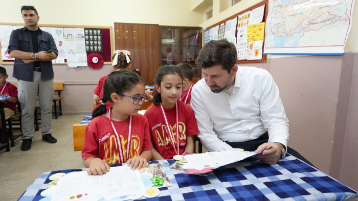 Bakan Bolta ocuklara karnelerini verdi