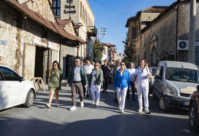 lkenin drt bir yanndan Mersine gelen brokratlar, kentten memnnun ayrld