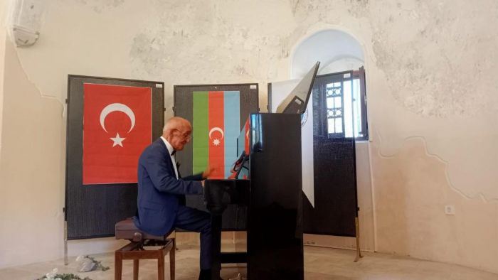 Azeri asll sanatdan 6 ubat depremleri ansna konser