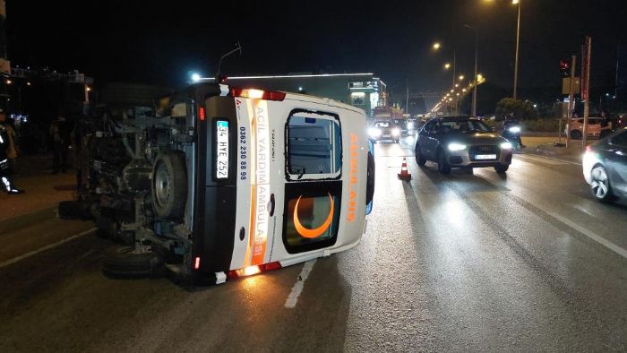 Samsun'da otomobil ile ambulans arpt: 3 yaral