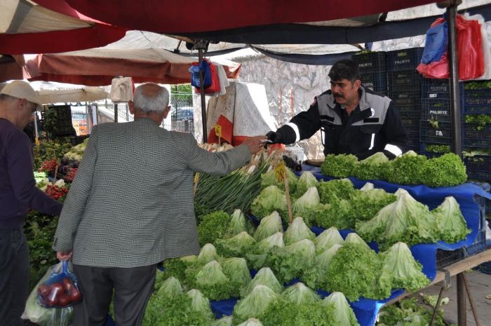 Scaklklarn artmasyla pazar tezghlarnda fiyatlar yarya kadar dt