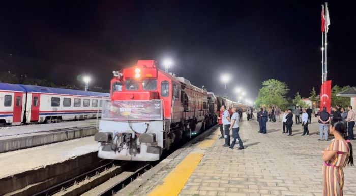 Turistik Tatvan Treni'nin ilk yolcular Tatvan'a vard