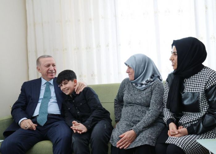 Cumhurbakan Erdoandan depremzede aileye ziyaret