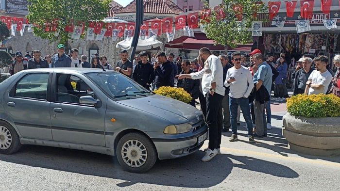 Kendisine yol vermeyen otomobilin nnden dakikalarca ekilmedi