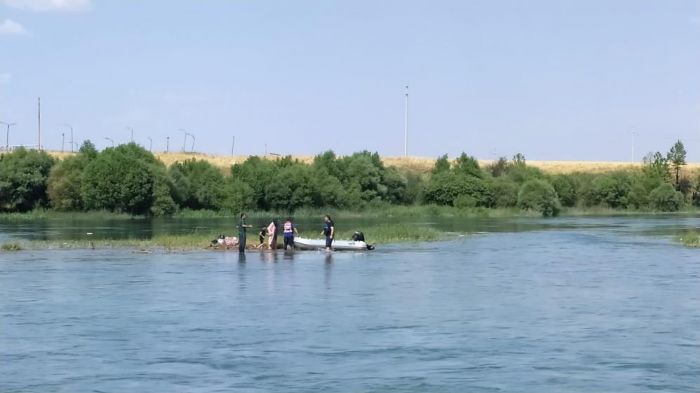 Dicle Nehri'ndeki adackta mahsur kalan aile kurtarld