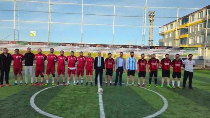 Ar'da geleneksel retmenler aras futbol turnuvas heyecanla balad